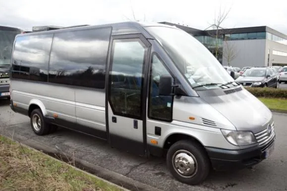 Minibus Mercedes Sprinter gris de la flotte Capitale Cars, garé au dépôt